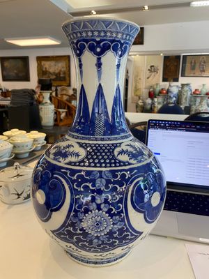 Vase de forme bouteille en porcelaine de Chine en bleu et blanc, 19ème — photo 3