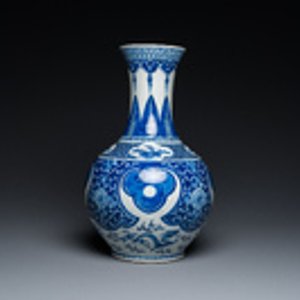 Vase de forme bouteille en porcelaine de Chine en bleu et blanc, 19ème — photo 2