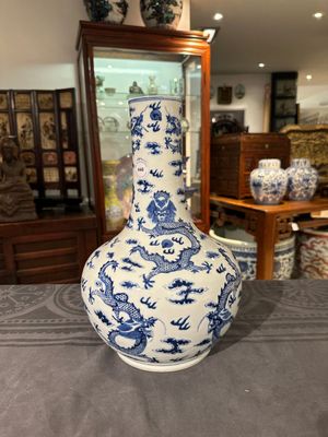 Vase de forme bouteille en porcelaine de Chine en bleu et blanc à décor de dragons, 19ème — photo 1