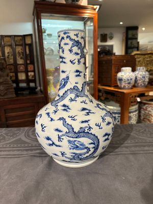 Vase de forme bouteille en porcelaine de Chine en bleu et blanc à décor de dragons, 19ème — photo 3