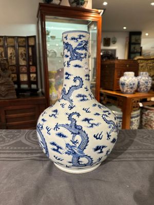 Vase de forme bouteille en porcelaine de Chine en bleu et blanc à décor de dragons, 19ème — photo 4