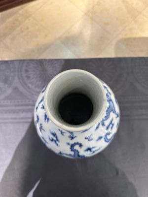 Vase de forme bouteille en porcelaine de Chine en bleu et blanc à décor de dragons, 19ème — photo 5