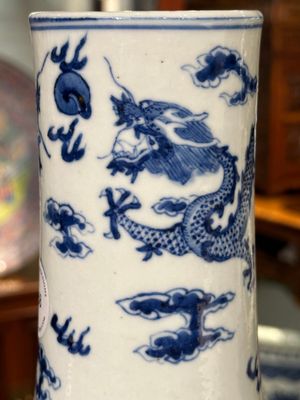 Vase de forme bouteille en porcelaine de Chine en bleu et blanc à décor de dragons, 19ème — photo 6