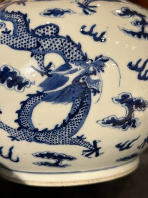 Vase de forme bouteille en porcelaine de Chine en bleu et blanc à décor de dragons, 19ème — photo 8