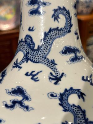 Vase de forme bouteille en porcelaine de Chine en bleu et blanc à décor de dragons, 19ème — photo 9