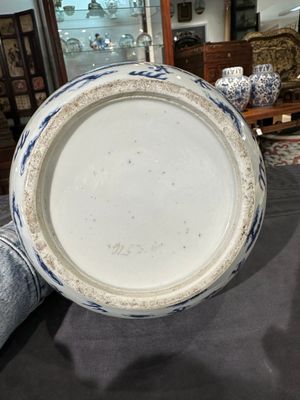 Vase de forme bouteille en porcelaine de Chine en bleu et blanc à décor de dragons, 19ème — photo 10