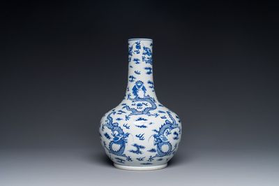 Vase de forme bouteille en porcelaine de Chine en bleu et blanc à décor de dragons, 19ème