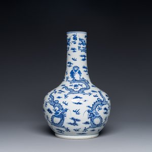 Vase de forme bouteille en porcelaine de Chine en bleu et blanc à décor de dragons, 19ème — photo 1