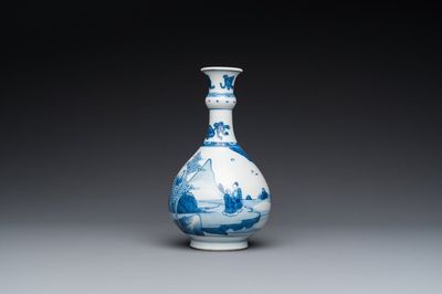 Vase de forme bouteille en porcelaine de Chine en bleu et blanc à décor de figures dans un paysage, Kangxi