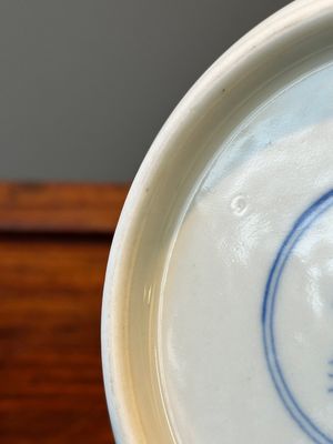 Vase de forme bouteille en porcelaine de Chine en bleu et blanc à décor de rinceaux de lotus, marque et peut-être époque de Yongzheng — photo 12