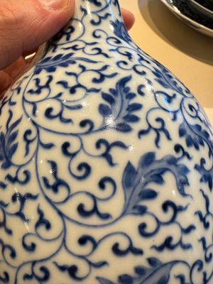 Vase de forme bouteille en porcelaine de Chine en bleu et blanc à décor de rinceaux de lotus, marque et peut-être époque de Yongzheng — photo 15