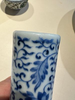 Vase de forme bouteille en porcelaine de Chine en bleu et blanc à décor de rinceaux de lotus, marque et peut-être époque de Yongzheng — photo 16