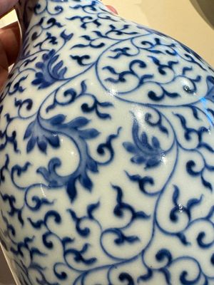 Vase de forme bouteille en porcelaine de Chine en bleu et blanc à décor de rinceaux de lotus, marque et peut-être époque de Yongzheng — photo 19