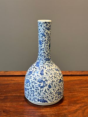 Vase de forme bouteille en porcelaine de Chine en bleu et blanc à décor de rinceaux de lotus, marque et peut-être époque de Yongzheng — photo 2