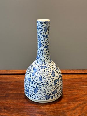 Vase de forme bouteille en porcelaine de Chine en bleu et blanc à décor de rinceaux de lotus, marque et peut-être époque de Yongzheng — photo 3