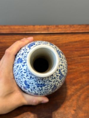 Vase de forme bouteille en porcelaine de Chine en bleu et blanc à décor de rinceaux de lotus, marque et peut-être époque de Yongzheng — photo 4