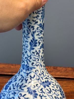 Vase de forme bouteille en porcelaine de Chine en bleu et blanc à décor de rinceaux de lotus, marque et peut-être époque de Yongzheng — photo 5