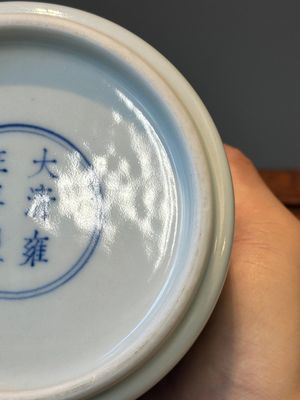 Vase de forme bouteille en porcelaine de Chine en bleu et blanc à décor de rinceaux de lotus, marque et peut-être époque de Yongzheng — photo 10