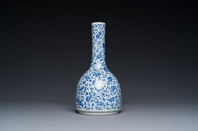 Vase de forme bouteille en porcelaine de Chine en bleu et blanc à décor de rinceaux de lotus, marque et peut-être époque de Yongzheng