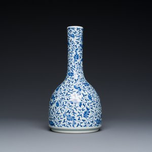 Vase de forme bouteille en porcelaine de Chine en bleu et blanc à décor de rinceaux de lotus, marque et peut-être époque de Yongzheng — photo 3