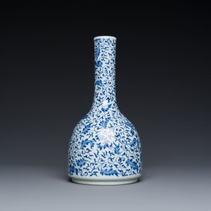 Vase de forme bouteille en porcelaine de Chine en bleu et blanc à décor de rinceaux de lotus, marque et peut-être époque de Yongzheng — photo 4