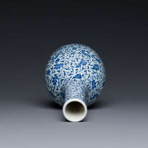Vase de forme bouteille en porcelaine de Chine en bleu et blanc à décor de rinceaux de lotus, marque et peut-être époque de Yongzheng — photo 5