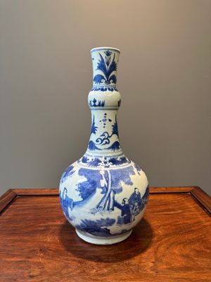 Vase de forme bouteille en porcelaine de Chine en bleu et blanc à décor de sages, époque Transition — photo 2