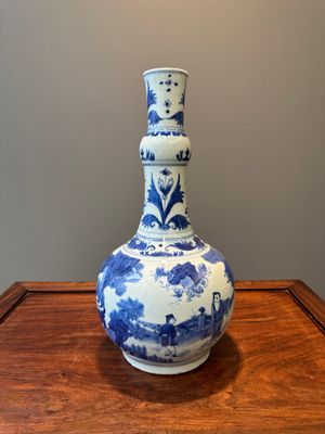 Vase de forme bouteille en porcelaine de Chine en bleu et blanc à décor de sages, époque Transition — photo 3