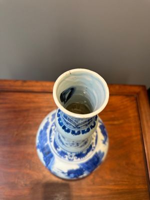 Vase de forme bouteille en porcelaine de Chine en bleu et blanc à décor de sages, époque Transition — photo 5