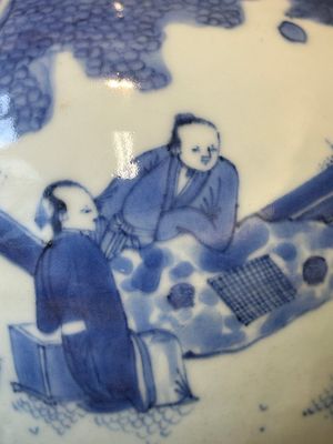 Vase de forme bouteille en porcelaine de Chine en bleu et blanc à décor de sages, époque Transition — photo 8