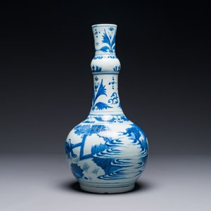 Vase de forme bouteille en porcelaine de Chine en bleu et blanc à décor de sages, époque Transition — photo 2