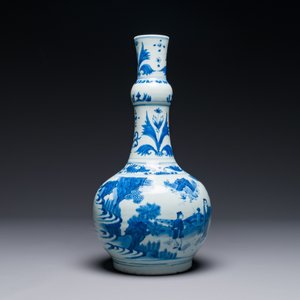 Vase de forme bouteille en porcelaine de Chine en bleu et blanc à décor de sages, époque Transition — photo 3
