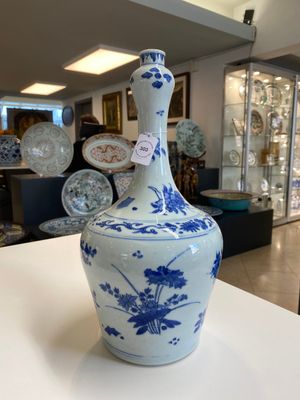 Vase de forme bouteille en porcelaine de Chine en bleu et blanc aux décors floraux, époque Transition — photo 1