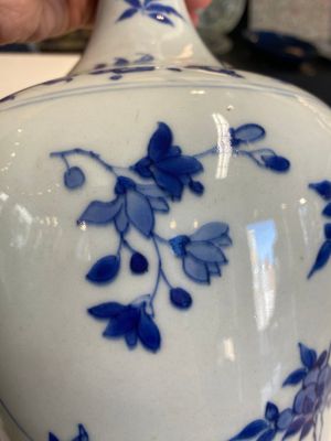 Vase de forme bouteille en porcelaine de Chine en bleu et blanc aux décors floraux, époque Transition — photo 11