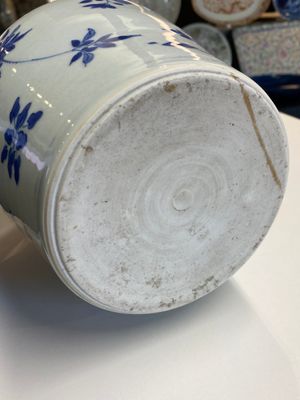 Vase de forme bouteille en porcelaine de Chine en bleu et blanc aux décors floraux, époque Transition — photo 13