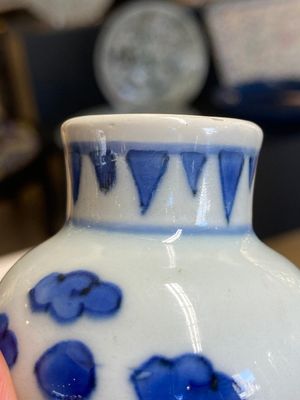 Vase de forme bouteille en porcelaine de Chine en bleu et blanc aux décors floraux, époque Transition — photo 15