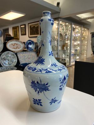 Vase de forme bouteille en porcelaine de Chine en bleu et blanc aux décors floraux, époque Transition — photo 2