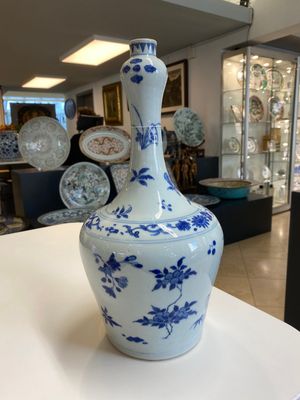 Vase de forme bouteille en porcelaine de Chine en bleu et blanc aux décors floraux, époque Transition — photo 3