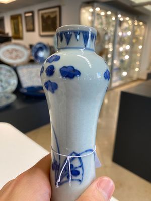 Vase de forme bouteille en porcelaine de Chine en bleu et blanc aux décors floraux, époque Transition — photo 4