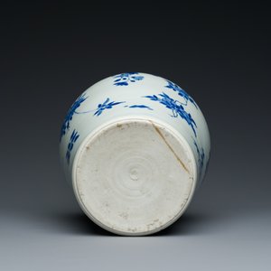 Vase de forme bouteille en porcelaine de Chine en bleu et blanc aux décors floraux, époque Transition — photo 6