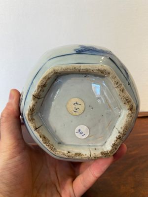 Vase de forme bouteille en porcelaine de Chine en bleu et blanc, époque Transition — photo 5