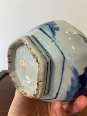 Vase de forme bouteille en porcelaine de Chine en bleu et blanc, époque Transition — photo 6