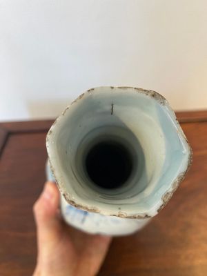 Vase de forme bouteille en porcelaine de Chine en bleu et blanc, époque Transition — photo 9
