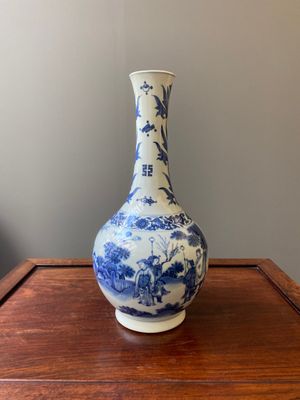 Vase de forme bouteille en porcelaine de Chine en bleu et blanc, époque Transition — photo 1