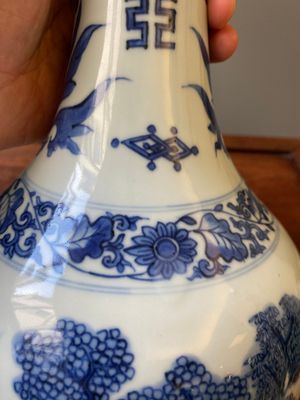 Vase de forme bouteille en porcelaine de Chine en bleu et blanc, époque Transition — photo 12