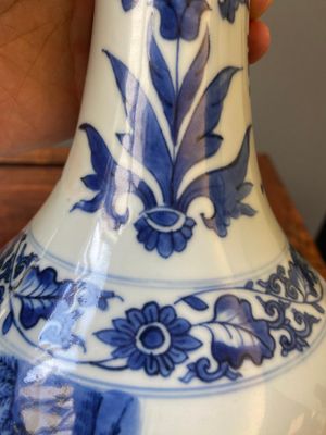 Vase de forme bouteille en porcelaine de Chine en bleu et blanc, époque Transition — photo 13