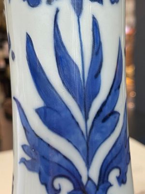 Vase de forme bouteille en porcelaine de Chine en bleu et blanc, époque Transition — photo 17