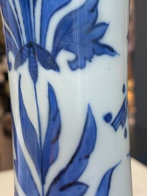Vase de forme bouteille en porcelaine de Chine en bleu et blanc, époque Transition — photo 18