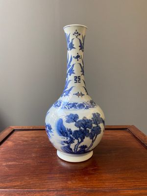 Vase de forme bouteille en porcelaine de Chine en bleu et blanc, époque Transition — photo 3