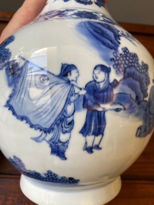 Vase de forme bouteille en porcelaine de Chine en bleu et blanc, époque Transition — photo 8
